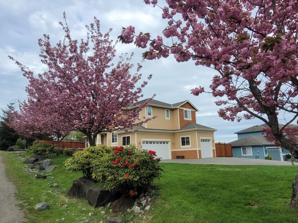 11543 NE Skyward Loop in Kingston, WA - Building Photo
