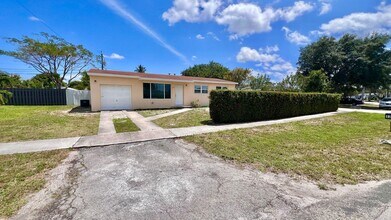 124 Abaco Dr in Palm Springs, FL - Building Photo - Building Photo