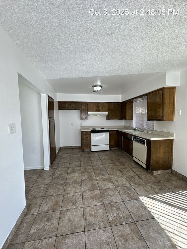2724-2728 S Sallee Ct in Visalia, CA - Building Photo - Building Photo