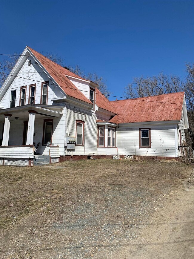 521 Concord AveUnit 3 Rentals in St Johnsbury, VT