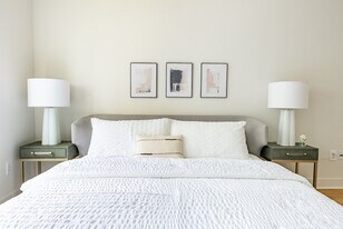 2137 Pelham Dr, Unit SI FL3-ID1028904P in Houston, TX - Building Photo