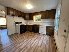 15210 42nd Ave S in Tukwila, WA - Foto de edificio - Building Photo