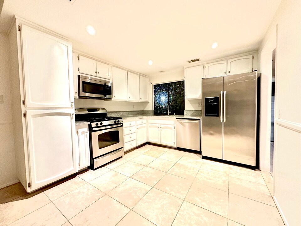 8530 Burnet Ave in Los Angeles, CA - Building Photo
