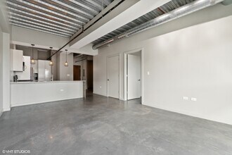 1241 N Milwaukee Ave in Chicago, IL - Foto de edificio - Building Photo