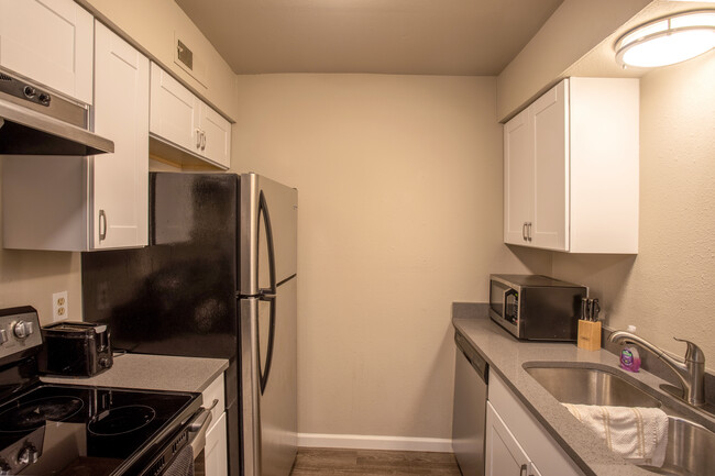 Cherry Hill Apartments in Oklahoma City, OK - Building Photo - Interior Photo