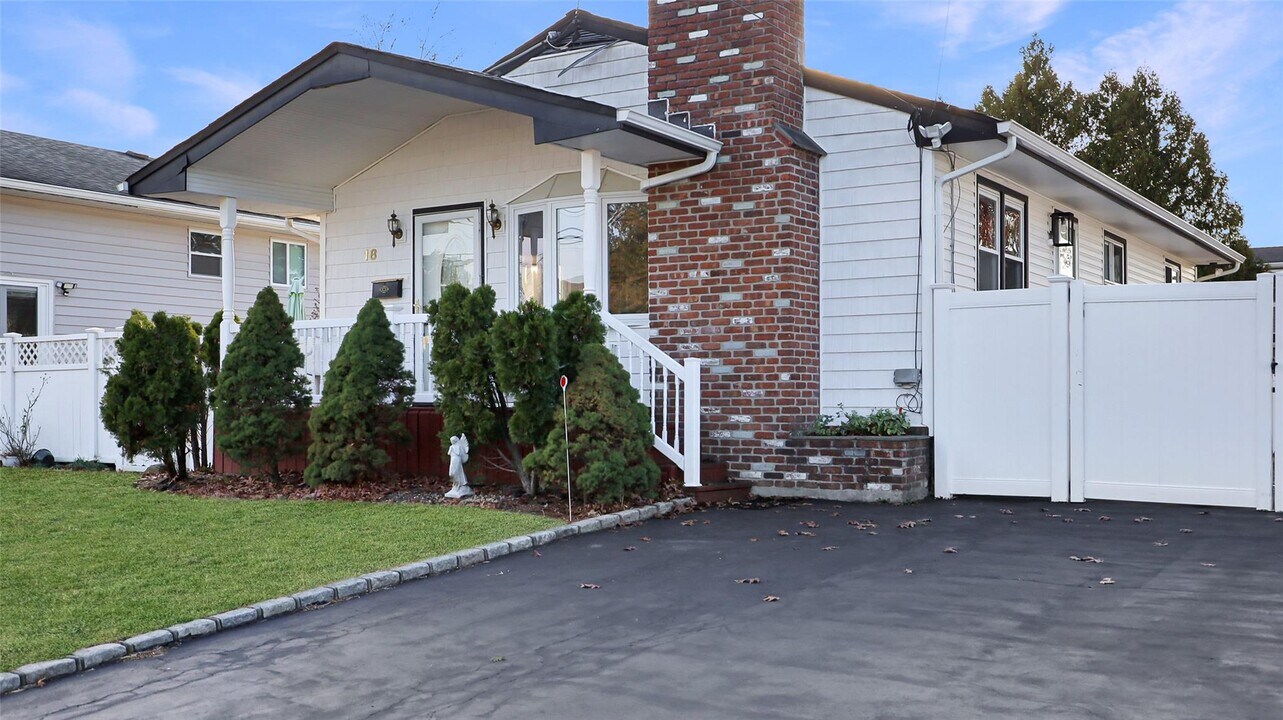 18 W 22nd St in Deer Park, NY - Building Photo
