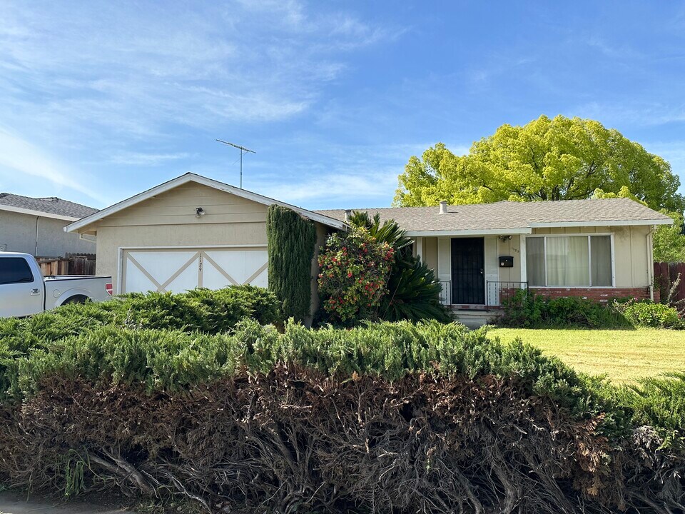 1129 Mission Dr in Antioch, CA - Building Photo