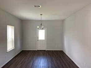 9027 Nyssa St-Unit -B in Houston, TX - Foto de edificio - Building Photo