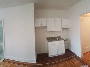 43-42 45th St-Unit -2 in Queens, NY - Building Photo - Building Photo