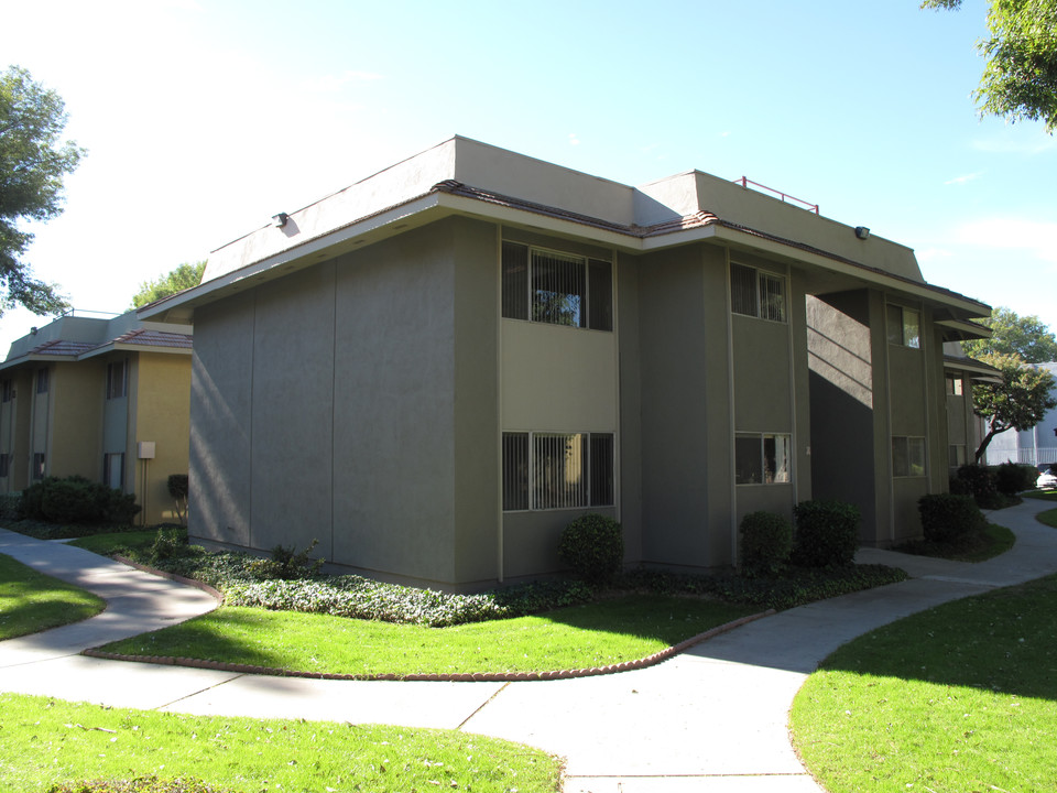 Sherman Way Biltmore in Reseda, CA - Foto de edificio