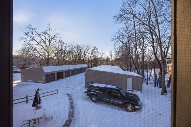 844 4th St SW in Forest Lake, MN - Foto de edificio - Building Photo