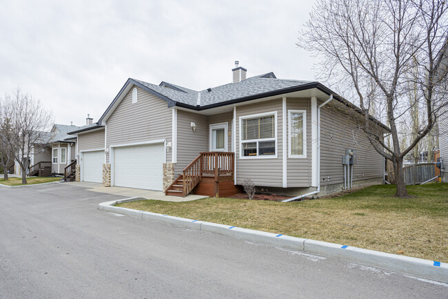 Bow Ridge Pointe in Cochrane, AB - Building Photo - Building Photo