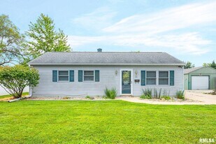 108 Radisson Rd in Marquette Heights, IL - Building Photo