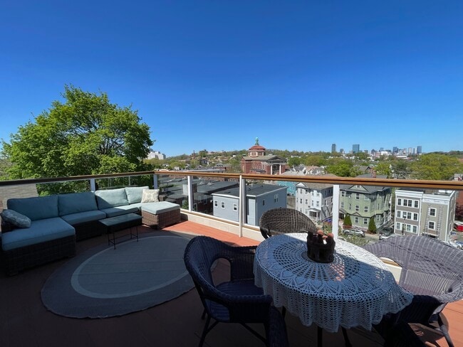 32 Sheridan St, Unit 3