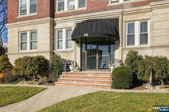 14 Forest St, Unit 305 in Montclair, NJ - Foto de edificio - Building Photo