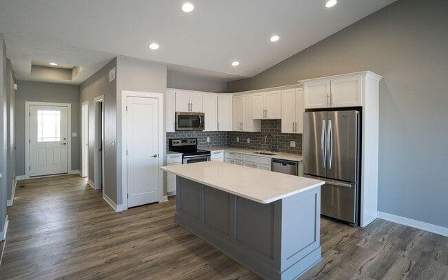 655 SE Tallgrass Ln in Waukee, IA - Building Photo - Building Photo