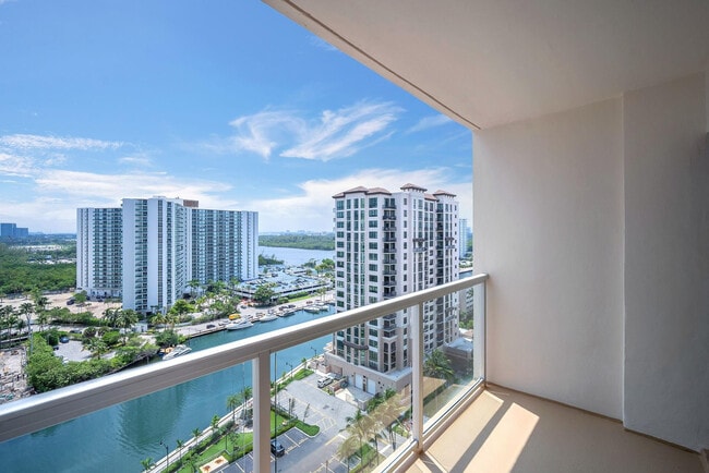 100 Kings Point Dr in Sunny Isles Beach, FL - Building Photo - Building Photo
