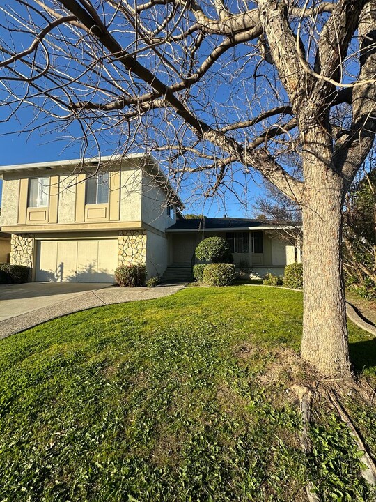 2575 Glen Dundee Way in San Jose, CA - Building Photo