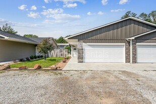 1006-1006 W 55th St S in Wichita, KS - Building Photo