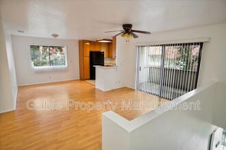 23546 Newhall Ave-Unit -#1 in Santa Clarita, CA - Foto de edificio - Building Photo