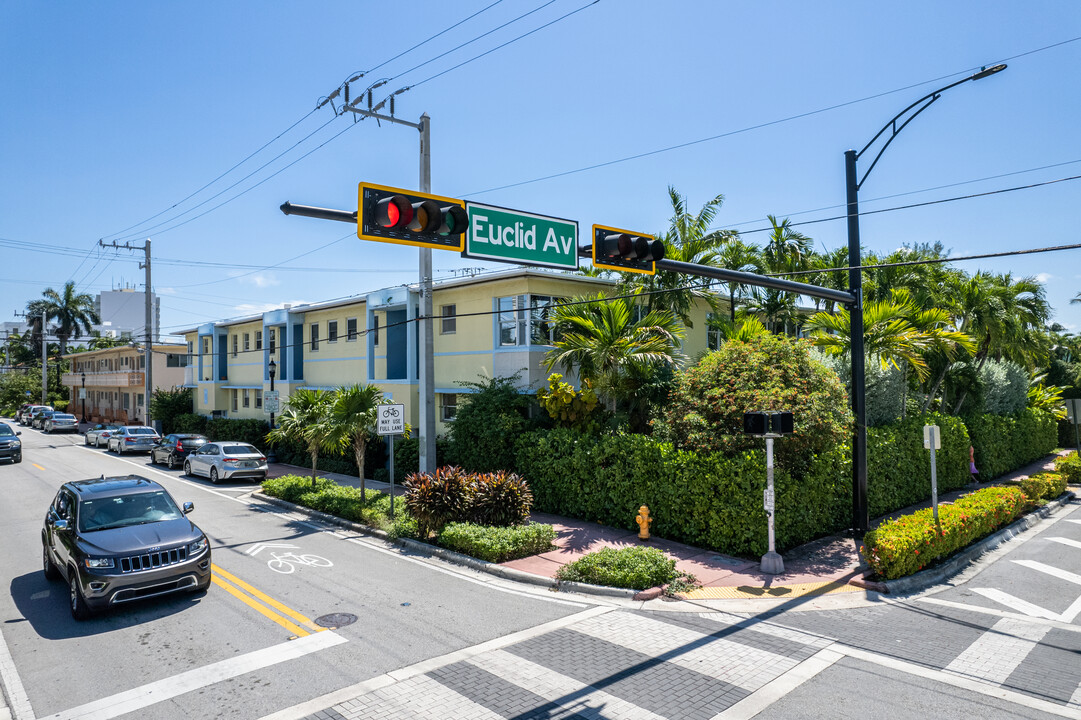 Henderson Apartments in Miami Beach, FL - Building Photo