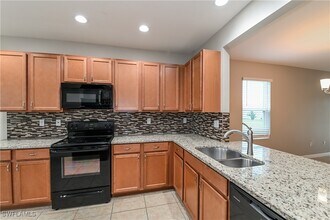 1210 SE 33rd Terrace in Cape Coral, FL - Foto de edificio - Building Photo
