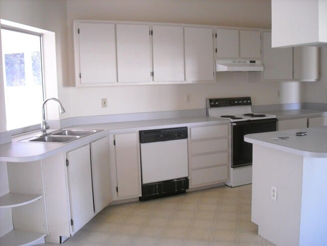 1436 SE 33rd Terrace in Cape Coral, FL - Building Photo - Building Photo