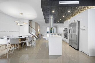 6414 NW 104th Path in Doral, FL - Building Photo - Building Photo