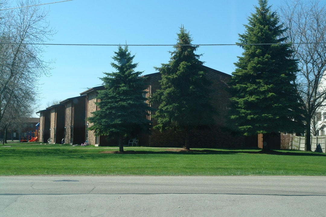 Eisner Court in Sheboygan, WI - Building Photo