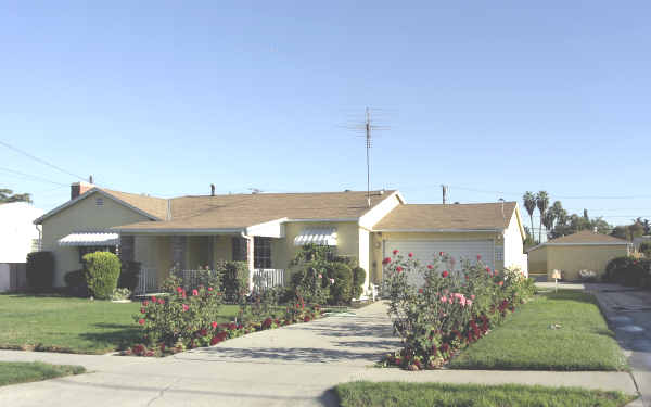 8543 Luxor St in Downey, CA - Building Photo