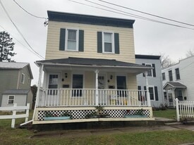 9 James St in Saratoga Springs, NY - Building Photo