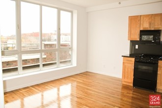 324 Grand Ave in Brooklyn, NY - Building Photo - Interior Photo