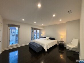 20 Veterans Way in Edgewater, NJ - Building Photo - Building Photo