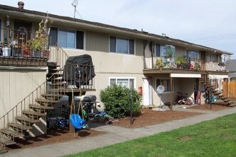 5825 Portal Way in Ferndale, WA - Foto de edificio - Building Photo