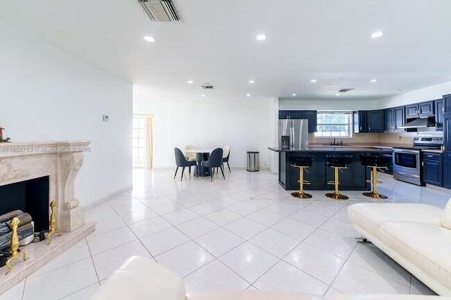 2011 N 43rd Ave in Hollywood, FL - Building Photo - Building Photo