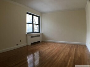 105 Arden St, Unit 4H in New York, NY - Foto de edificio - Building Photo