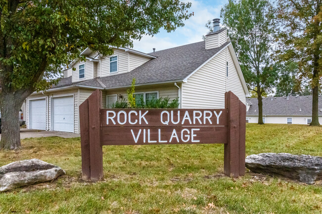 Rock Quarry Village in Columbia, MO - Foto de edificio - Building Photo