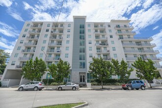 Ponce Entrance in Miami, FL - Foto de edificio - Building Photo