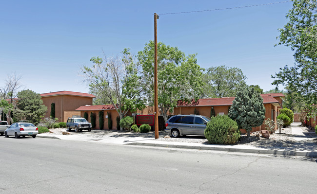 Foxfire Apartments in Albuquerque, NM - Building Photo - Building Photo