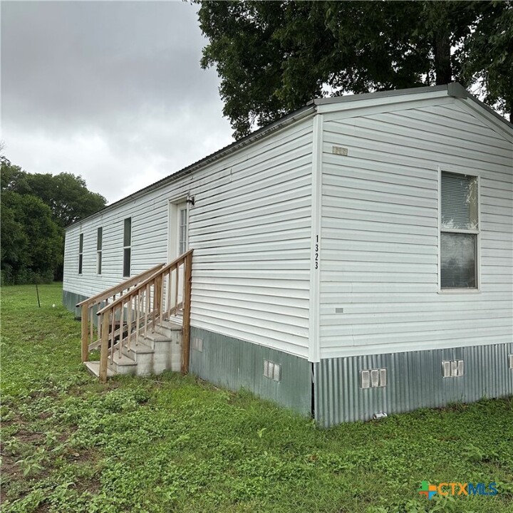 1323 Harris Hill Rd in San Marcos, TX - Foto de edificio