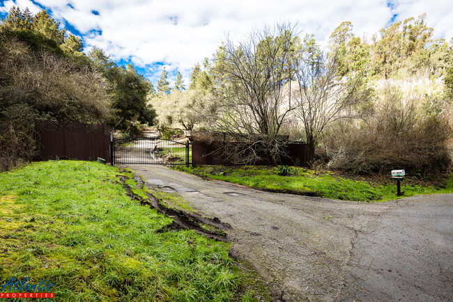 111 Halton Ln in Watsonville, CA - Foto de edificio - Building Photo