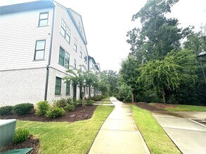 6523 Beacon Dr in Sandy Springs, GA - Building Photo - Building Photo