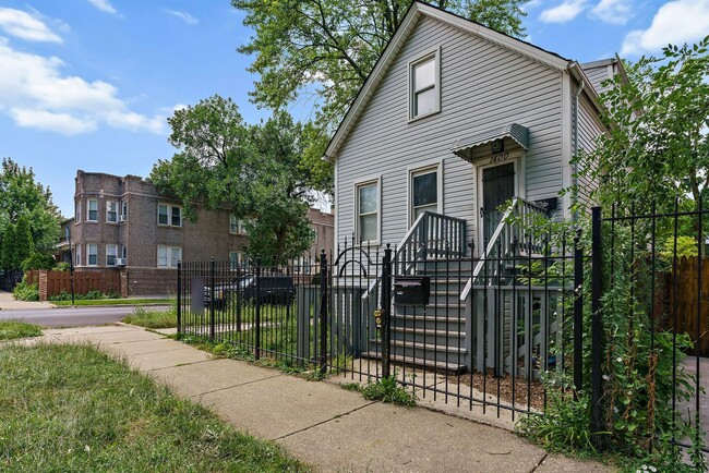 1400 N Lawndale Ave in Chicago, IL - Building Photo - Building Photo