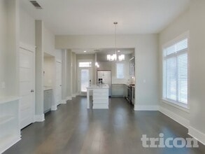 6813 Charlotte Pike in Nashville, TN - Foto de edificio - Building Photo