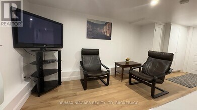 4992 Mcrae St in Niagara Falls, ON - Building Photo - Building Photo