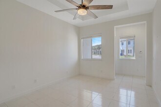 340 Pioneer Way in Royal Palm Beach, FL - Building Photo - Building Photo