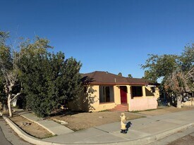 334 B St in Taft, CA - Building Photo
