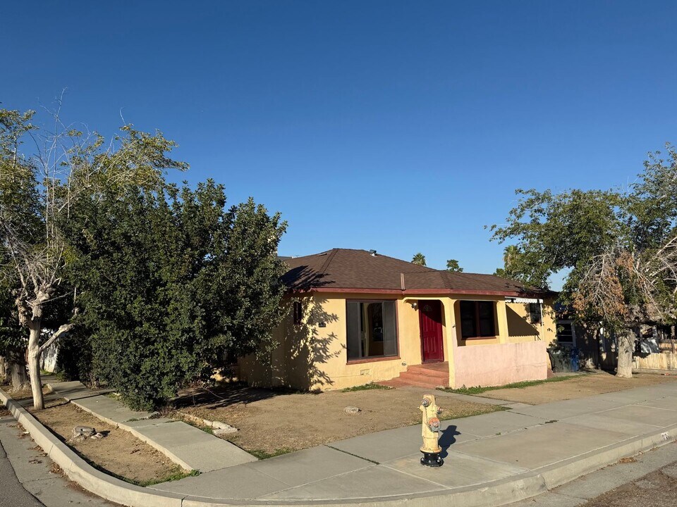 334 B St in Taft, CA - Building Photo