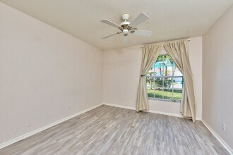 691 Melville Ct in Naples, FL - Building Photo - Building Photo