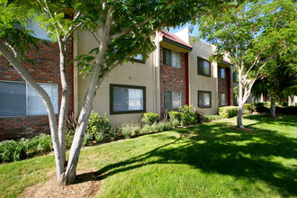 Parkwood Apartments in Lancaster, CA - Building Photo - Building Photo